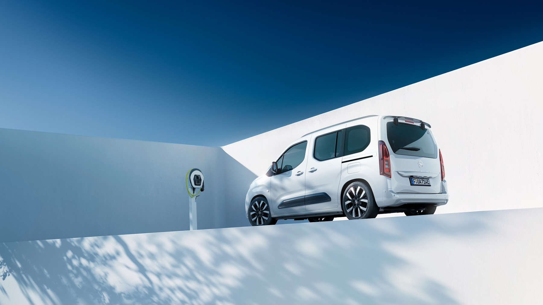 Opel Combo Electric, зовнішній вигляд, вигляд ззаду з лівого боку