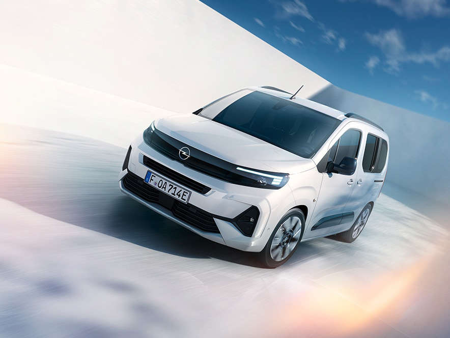 Новий Opel Combo білого кольору, вигляд спереду