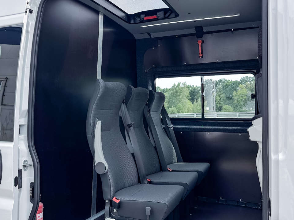 Opel Movano Crew Cab, другий ряд сидінь у кабіні